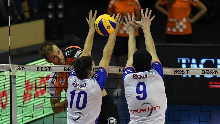 Paul Carroll (BR Volleys), beim Schmetterball, vorne Moritz Reichert und Georg Fischer, beide United BR Volleys Berlin - United Volleys RheinMain Deutsche Volleyball Liga, Saison 2016 2017, Herren, Männer, Männer, men, Volleyball, Deutschland, Germany, Max-Schmeling-Halle Berlin, 27.10.2016