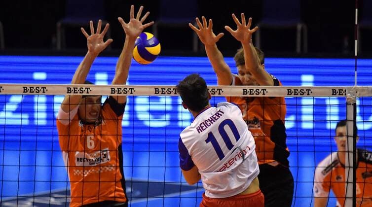 Moritz Reichert (United), beim Schmetterball, hinten Graham Vigrass (BR Volleys), Robert Kromm (BR Volleys), BR Volleys Berlin - United Volleys RheinMain Deutsche Volleyball Liga, Saison 2016 2017, Herren, Männer, Männer, men, Volleyball, Deutschland, Germany, Max-Schmeling-Halle Berlin, 27.10.2016