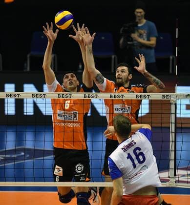 Christian Dünnes (United) beim Schmetterball, hinten Felix Fischer (BR Volleys), und Steven Marshall (BR Volleys), BR Volleys Berlin - United Volleys RheinMain Deutsche Volleyball Liga, Saison 2016 2017, Herren, Männer, Männer, men, Volleyball, Deutschland, Germany, Max-Schmeling-Halle Berlin, 27.10.2016