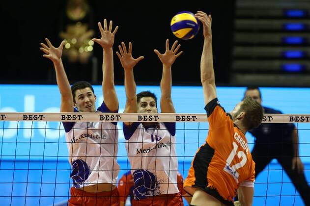 Georg Escher, Moritz Reichert, Paul Carroll im Angriff Volleyball DVV Pokal Bundesliga Herren Saison 2016 2017 27.10.2016 BR Volleys Berlin BRV vs. United Rhein Main Volleys