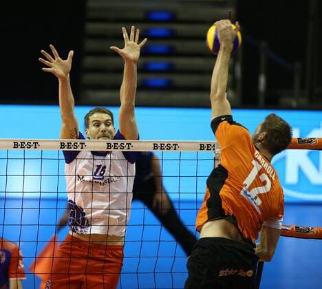Christian Dünnes, Paul Carroll im Angriff Volleyball DVV Pokal Bundesliga Herren Saison 2016 2017 27.10.2016 BR Volleys Berlin BRV vs. United Rhein Main Volleys