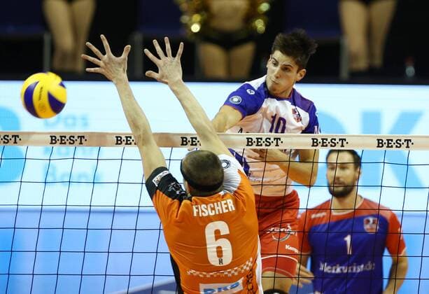 Felix Fischer, Moritz Reichert im Angriff, dahinter Florian Ringseis Volleyball DVV Pokal Bundesliga Herren Saison 2016 2017 27.10.2016 BR Volleys Berlin BRV vs. United Rhein Main Volleys