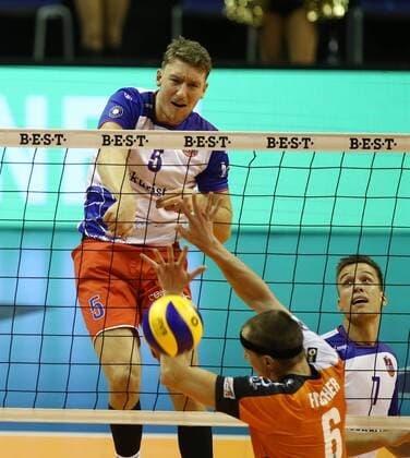Lukas Bauer im Angriff, Felix Fischer Volleyball DVV Pokal Bundesliga Herren Saison 2016 2017 27.10.2016 BR Volleys Berlin BRV vs. United Rhein Main Volleys
