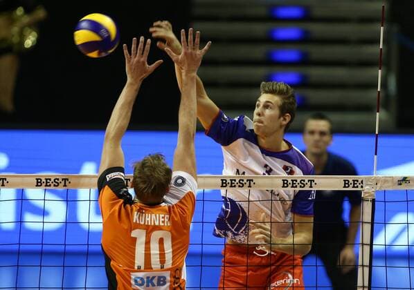 Sebastian Kühner, Mitchell Tulley im Angriff Volleyball DVV Pokal Bundesliga Herren Saison 2016 2017 27.10.2016 BR Volleys Berlin BRV vs. United Rhein Main Volleys