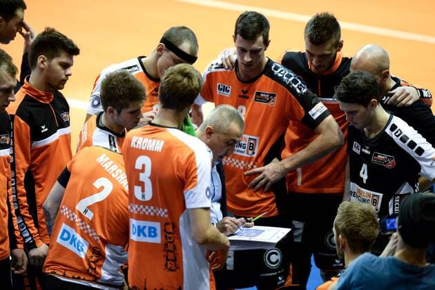 Volleyball, Herren, Saison 2016 17, DVV-Pokal, Achtelfinale, BR Volleys - United Volleys Rhein-Main, Cheftrainer Roberto Serniotti (Berlin Recycling Volleys) und die Spieler der BR Volleys nehmen eine Auszeit, 27.10.16,
