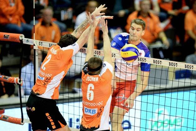 Volleyball, Herren, Saison 2016 17, DVV-Pokal, Achtelfinale, BR Volleys - United Volleys Rhein-Main, Steven Marshall (Nr. 2, Berlin Recycling Volleys), Felix Fischer (Nr. 6, Berlin Recycling Volleys), Christian Dünnes (Nr. 16, United Volleys Rhein-Main), 27.10.16,