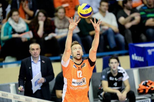 Volleyball, Herren, Saison 2016 17, DVV-Pokal, Achtelfinale, BR Volleys - United Volleys Rhein-Main, Paul Carroll (Nr. 12, Berlin Recycling Volleys) stellt den Ball zum Angriff, 27.10.16,