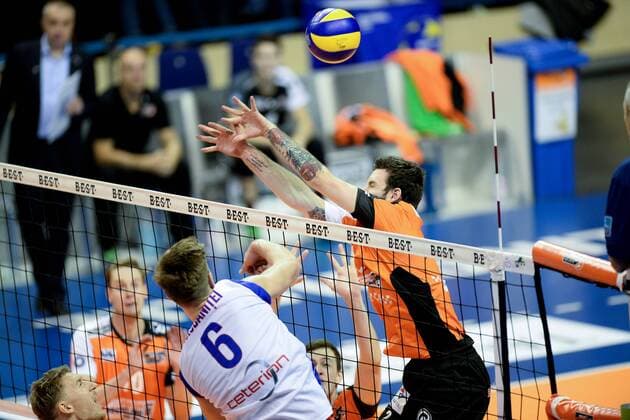 Volleyball, Herren, Saison 2016 17, DVV-Pokal, Achtelfinale, BR Volleys - United Volleys Rhein-Main, Robert Adrian Aciobanitei (Nr. 6, United Volleys Rhein-Main), Steven Marshall (Nr. 2, Berlin Recycling Volleys), 27.10.16,
