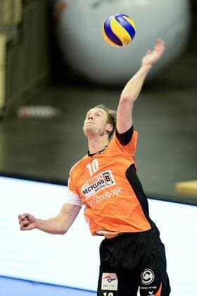 Volleyball, Herren, Saison 2016 17, DVV-Pokal, Achtelfinale, BR Volleys - United Volleys Rhein-Main, Sebastian Kühner (Nr. 10, Berlin Recycling Volleys) beim Aufschlag, 27.10.16,