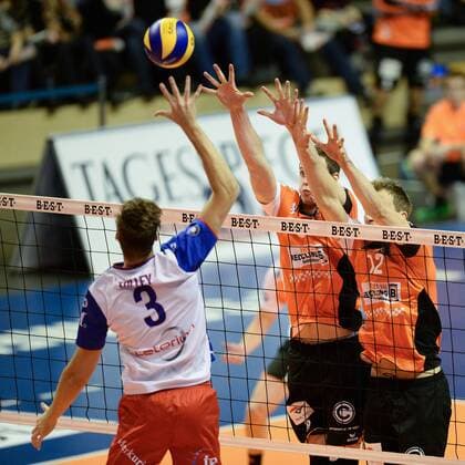 Volleyball, Herren, Saison 2016 17, DVV-Pokal, Achtelfinale, BR Volleys - United Volleys Rhein-Main, Mitchell Peter Tulley (Nr. 3, United Volleys Rhein-Main), Graham Vigrass (Nr. 8, Berlin Recycling Volleys), Paul Carroll (Nr. 12, Berlin Recycling Volleys), 27.10.16,