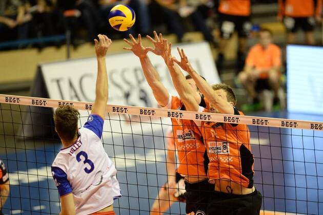 Volleyball, Herren, Saison 2016 17, DVV-Pokal, Achtelfinale, BR Volleys - United Volleys Rhein-Main, Mitchell Peter Tulley (Nr. 3, United Volleys Rhein-Main), Graham Vigrass (Nr. 8, Berlin Recycling Volleys), Paul Carroll (Nr. 12, Berlin Recycling Volleys), 27.10.16,