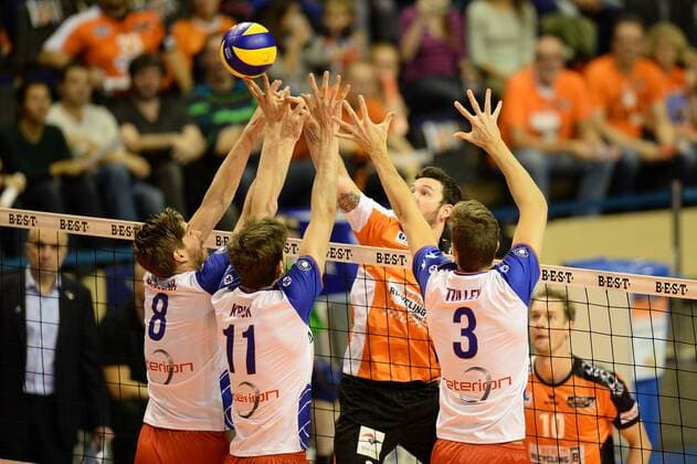 Volleyball, Herren, Saison 2016 17, DVV-Pokal, Achtelfinale, BR Volleys - United Volleys Rhein-Main, Jan Klobucar (Nr. 8, United Volleys Rhein-Main), Tobias Krick (Nr. 11, United Volleys Rhein-Main), Steven Marshall (Nr. 2, Berlin Recycling Volleys), Mitchell Peter Tulley (Nr. 3, United Volleys Rhein-Main), 27.10.16,
