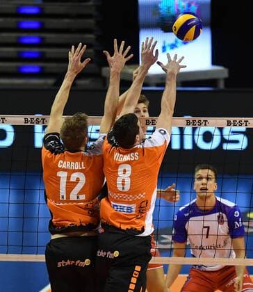 Mitchel Peter Tuffey (United), hinten, vorne Paul Carroll (BR Volleys), Graham Vigrass (BR Volleys), BR Volleys Berlin - United Volleys RheinMain Deutsche Volleyball Liga, Saison 2016 2017, Herren, Männer, Männer, men, Volleyball, Deutschland, Germany, Max-Schmeling-Halle Berlin, 27.10.2016