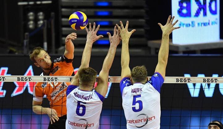 Paul Carroll (BR Volleys), hinten, vorne Robert Aciobanitel und Lukas Bauer (beide United) BR Volleys Berlin - United Volleys RheinMain Deutsche Volleyball Liga, Saison 2016 2017, Herren, Männer, Männer, men, Volleyball, Deutschland, Germany, Max-Schmeling-Halle Berlin, 27.10.2016