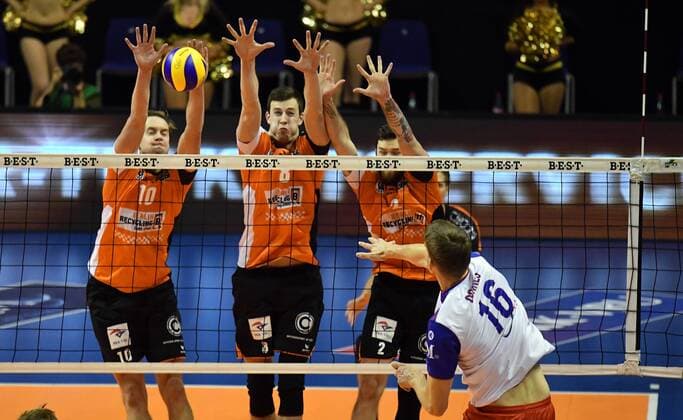 Sebastian Kühner (BR Volleys), Graham Vigrass (BR Volleys), Steven Marshall (BR Volleys), hinten, vorne Christian Dünnes (United) BR Volleys Berlin - United Volleys RheinMain Deutsche Volleyball Liga, Saison 2016 2017, Herren, Männer, Männer, men, Volleyball, Deutschland, Germany, Max-Schmeling-Halle Berlin, 27.10.2016