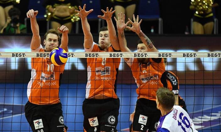 Sebastian Kühner (BR Volleys), Graham Vigrass (BR Volleys), Steven Marshall (BR Volleys), hinten, vorne Christian Dünnes (United) BR Volleys Berlin - United Volleys RheinMain Deutsche Volleyball Liga, Saison 2016 2017, Herren, Männer, Männer, men, Volleyball, Deutschland, Germany, Max-Schmeling-Halle Berlin, 27.10.2016