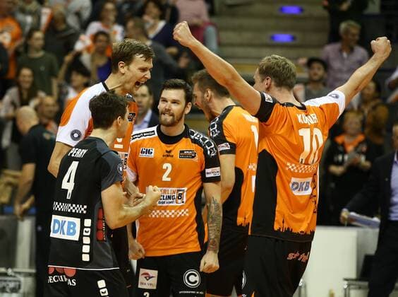 Robert Kromm, Luke Perry, Steven Marshall, Aleksandar Okolic, Sebastian Kühner Freude Emotion jubelnd Jubel nach Satzgewinn Volleyball DVV Pokal Bundesliga Herren Saison 2016 2017 27.10.2016 BR Volleys Berlin BRV vs. United Rhein Main Volleys