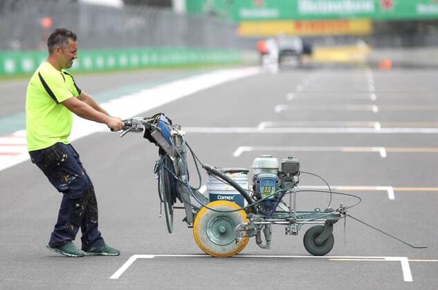 Logistics members adjust the last security details for drivers and the public prior to the start of Mexico s Formula One Grand Prix, due to start next 30 October, at Hermanos Rodriguez racetrack in Mexico City, Mexico, 27 October 2016. GRAND PRIX FORMULA ONE IN MEXICO !ACHTUNG: NUR REDAKTIONELLE NUTZUNG!  MEX003 20161027-636132003959569762