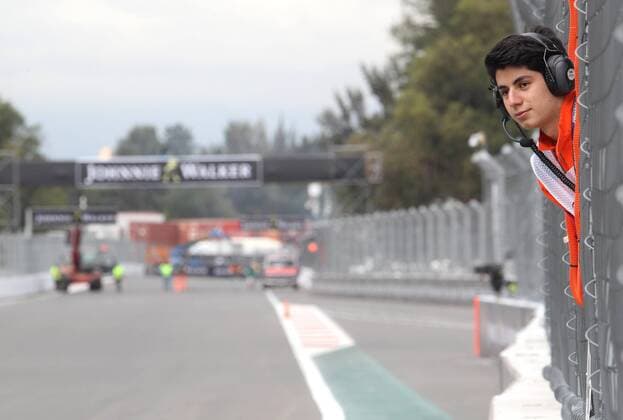 Logistics members adjust the last security details for drivers and the public prior to the start of Mexico s Formula One Grand Prix, due to start next 30 October, at Hermanos Rodriguez racetrack in Mexico City, Mexico, 27 October 2016. GRAND PRIX FORMULA ONE IN MEXICO !ACHTUNG: NUR REDAKTIONELLE NUTZUNG!  MEX003 20161027-636132004582469776