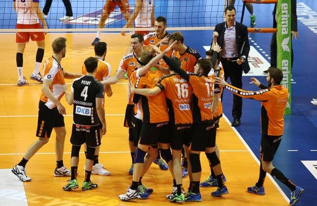 Berliner feiern 3:1 Sieg Freude Emotion jubelnd Jubel nach Spielgewinn Volleyball DVV Pokal Bundesliga Herren Saison 2016 2017 27.10.2016 BR Volleys Berlin BRV vs. United Rhein Main Volleys
