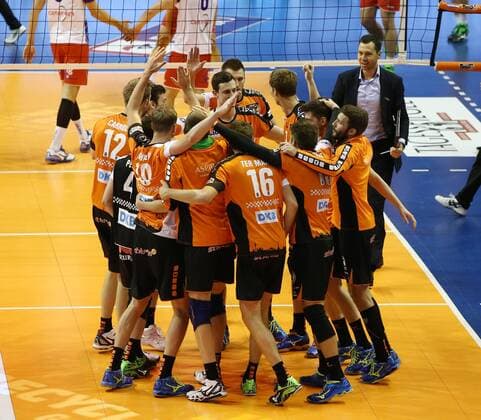 Berliner feiern 3:1 Sieg Freude Emotion jubelnd Jubel nach Spielgewinn Volleyball DVV Pokal Bundesliga Herren Saison 2016 2017 27.10.2016 BR Volleys Berlin BRV vs. United Rhein Main Volleys
