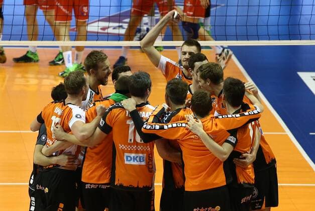 Bilder des Tages - SPORT Berliner feiern 3:1 Sieg Freude Emotion jubelnd Jubel nach Spielgewinn Volleyball DVV Pokal Bundesliga Herren Saison 2016 2017 27.10.2016 BR Volleys Berlin BRV vs. United Rhein Main Volleys