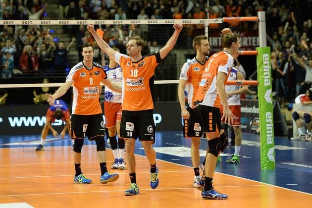 Volleyball, Herren, Saison 2016 17, DVV-Pokal, Achtelfinale, BR Volleys - United Volleys Rhein-Main, Jubel nach dem Sieg im Achtelfinale, Graham Vigrass (Nr. 8, Berlin Recycling Volleys), Sebastian Kühner (Nr. 10, Berlin Recycling Volleys), Paul Carroll (Nr. 12, Berlin Recycling Volleys), Robert Kromm (Nr. 3, Berlin Recycling Volleys), 27.10.16,