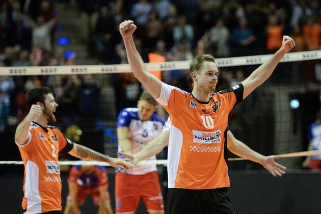 Volleyball, Herren, Saison 2016 17, DVV-Pokal, Achtelfinale, BR Volleys - United Volleys Rhein-Main, Jubel nach dem Sieg im Achtelfinale, Steven Marshall (Nr. 2, Berlin Recycling Volleys), Sebastian Kühner (Nr. 10, Berlin Recycling Volleys), 27.10.16,