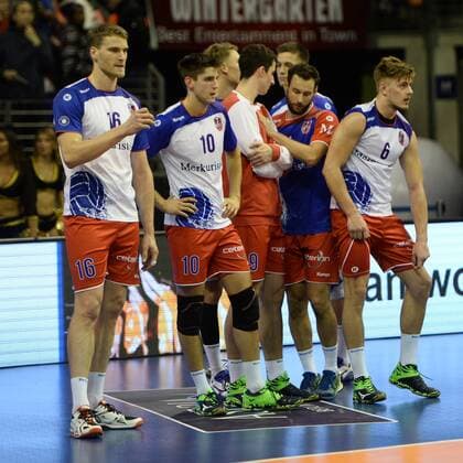 Volleyball, Herren, Saison 2016 17, DVV-Pokal, Achtelfinale, BR Volleys - United Volleys Rhein-Main, Enttäuschung nach Spielende bei den Volleyballern aus Frankfurt, 27.10.16,