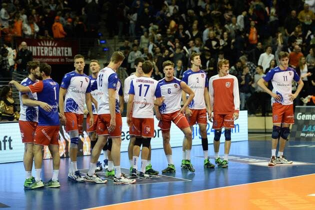Volleyball, Herren, Saison 2016 17, DVV-Pokal, Achtelfinale, BR Volleys - United Volleys Rhein-Main, Enttäuschung nach Spielende bei den Volleyballern aus Frankfurt, 27.10.16,