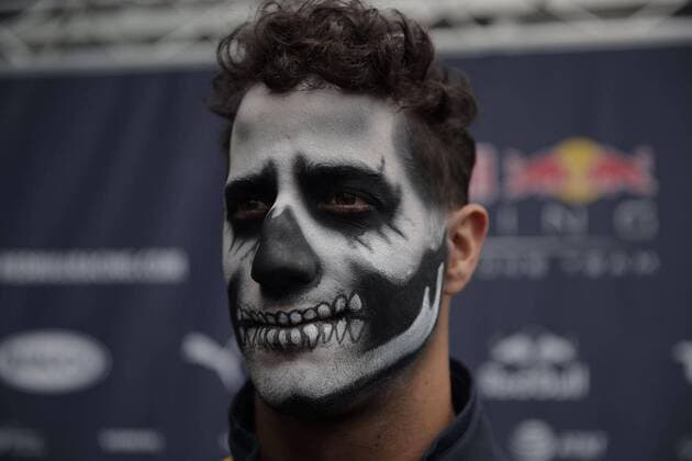 October 27, 2016 - Mexico - EUM20161027DEP15.JPG.CIUDAD DE MEXICO MotoringAutomovilismo-F1.- El piloto australiano, Daniel Ricciardo, de la escuderia Red Bull de F1, asiste pintado de la cara a las actividades, previas a la celebracion del Gran Premio de Mexico 2016 de la Formula 1, en el Autodromo Hermanos Rodriguez, 27 de octubre de 2016. Foto: Agencia EL UNIVERSALAlejandro AcostaJMA Latin News - October 27, 2016  - ZUMAu78_ 20161027_zaf_u78_029