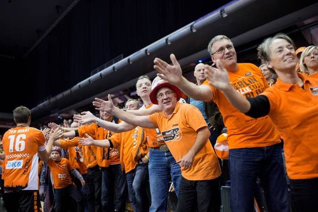 Berlin, Deutschland, 27.10.2016: Volleyball DVV Pokal Achtelfinale Saison 2016 2017 - Berlin Recycling Volleys - United Volleys Rhein Main. BR Volleys Fans