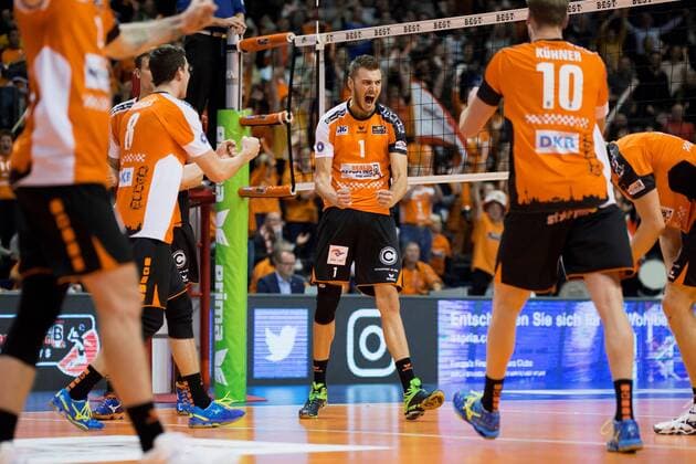 Berlin, Deutschland, 27.10.2016: Volleyball DVV Pokal Achtelfinale Saison 2016 2017 - Berlin Recycling Volleys - United Volleys Rhein Main. Jubel Aleksandar Okolic (BR Volleys 1)