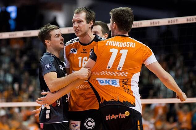 Berlin, Deutschland, 27.10.2016: Volleyball DVV Pokal Achtelfinale Saison 2016 2017 - Berlin Recycling Volleys - United Volleys Rhein Main. Jubel Luke Perry (BR Volleys 4), Wouter ter Maat (BR Volleys 16), Tsimafei Zhukouski (BR Volleys 11)