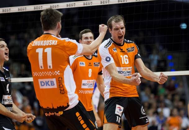 Berlin, Deutschland, 27.10.2016: Volleyball DVV Pokal Achtelfinale Saison 2016 2017 - Berlin Recycling Volleys - United Volleys Rhein Main. Jubel Luke Perry (BR Volleys 4), Tsimafei Zhukouski (BR Volleys 11), Graham Vigrass (BR Volleys 8), Wouter ter Maat (BR Volleys 16)