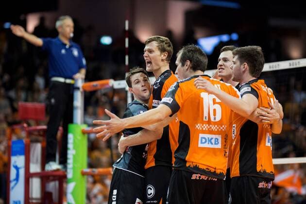 Berlin, Deutschland, 27.10.2016: Volleyball DVV Pokal Achtelfinale Saison 2016 2017 - Berlin Recycling Volleys - United Volleys Rhein Main. Jubel Luke Perry (BR Volleys 4), Robert Kromm (BR Volleys 3), Wouter ter Maat (BR Volleys 16), Graham Vigrass (BR Volleys 8), Tsimafei Zhukouski (BR Volleys 11)