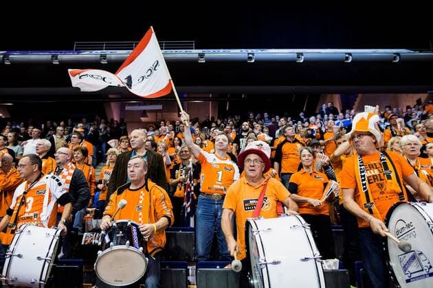 Berlin, Deutschland, 27.10.2016: Volleyball DVV Pokal Achtelfinale Saison 2016 2017 - Berlin Recycling Volleys - United Volleys Rhein Main. BR Volleys Fans