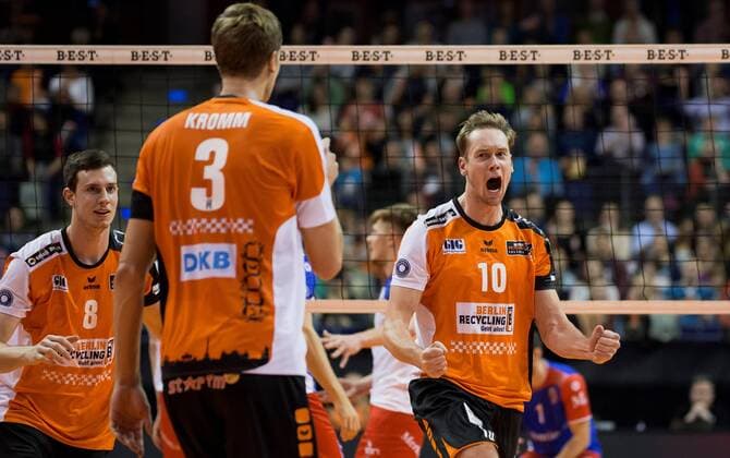 Berlin, Deutschland, 27.10.2016: Volleyball DVV Pokal Achtelfinale Saison 2016 2017 - Berlin Recycling Volleys - United Volleys Rhein Main. Jubel Graham Vigrass (BR Volleys 8), Robert Kromm (BR Volleys 3), Sebastian Kühner Kuehner (BR Volleys 10)