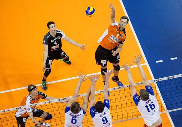 Berlin, Deutschland, 27.10.2016: Volleyball DVV Pokal Achtelfinale Saison 2016 2017 - Berlin Recycling Volleys - United Volleys Rhein Main. Robert Kromm (BR Volleys 3) gegen den Block aus Robert Adrian Aciobanitei (United Volleys 6), Georg Escher (United Volleys 9), Christian Dünnes (United Volleys 16)