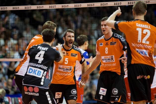 Berlin, Deutschland, 27.10.2016: Volleyball DVV Pokal Achtelfinale Saison 2016 2017 - Berlin Recycling Volleys - United Volleys Rhein Main. Jubel Nikola Kovacevic (BR Volleys 5), Graham Vigrass (BR Volleys 8)