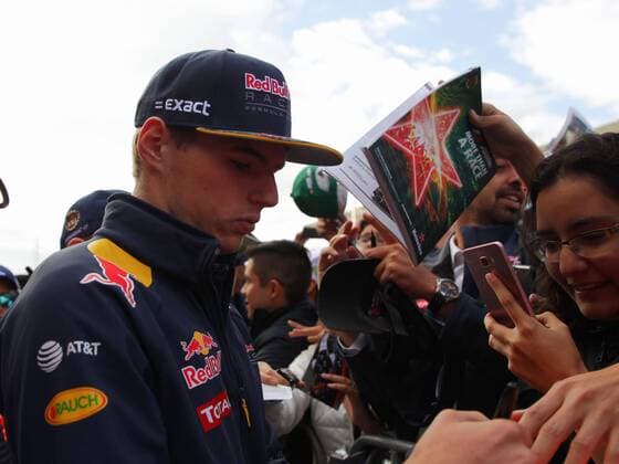 Dutch Driver Max Verstappen (L) signs autographs prior to Mexico s Formula One Grand Prix at the Autodromo Hermanos Rodriguez in Mexico City, Mexico, 27 October 2016. Mexico s Formula One Grand Prix will start on 30 October at Hermanos Rodriguez racetrack in Mexico City. Mexico s Formula One Grand Prix !ACHTUNG: NUR REDAKTIONELLE NUTZUNG!  MEX416 20161028-636132282875400625