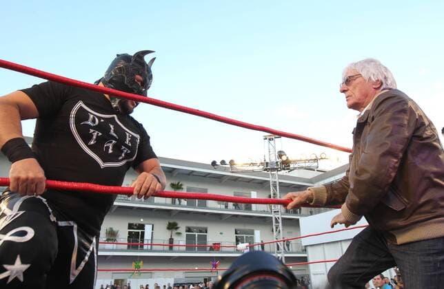 Bernard Charles Ecclestone (R), Chief Executive of the Formula One Group, speaks with a Mexican wrestler prior to Mexico s Formula One Grand Prix at the Autodromo Hermanos Rodriguez in Mexico City, Mexico, 27 October 2016. Mexico s Formula One Grand Prix will start on 30 October at Hermanos Rodriguez racetrack in Mexico City. EPFE ULISES RUIZ BASURTO Mexico s Formula One Grand Prix !ACHTUNG: NUR REDAKTIONELLE NUTZUNG!  MEX403 20161028-636132284784482758