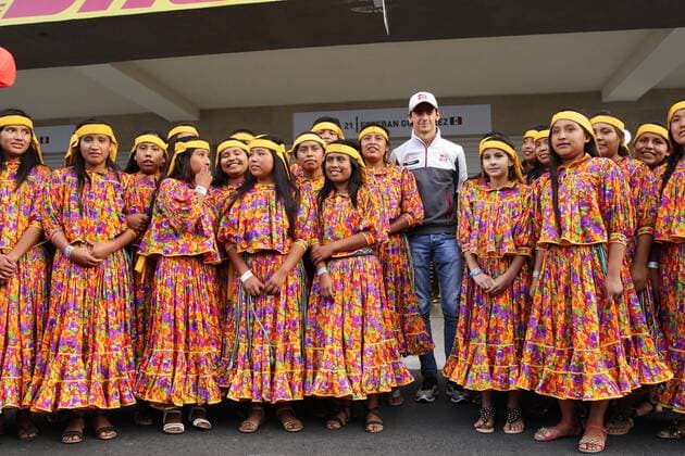 Members of the Mexican Raramuris girls Chorus from Chihuahua, meet Mexican Driver Esteban Gutierrez (R), of Haas, prior to Mexico s Formula One Grand Prix at the Autodromo Hermanos Rodriguez in Mexico City, Mexico, 27 October 2016. Mexico s Formula One Grand Prix will start on 30 October at Hermanos Rodriguez racetrack in Mexico City. Mexico s Formula One Grand Prix !ACHTUNG: NUR REDAKTIONELLE NUTZUNG!  MEX443 20161028-636132289212896435