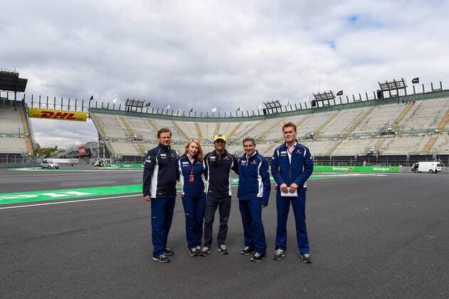 Felipe Nasr (Sauber F1 Team) bei der Streckenbegehung mit Teammitgliedern, Grosser Preis von Mexiko 2016, Motorsport, Formel 1, 27.10.2016, Mexiko City Copyright: xAndre Eibner-Pressefotox EP_JAE