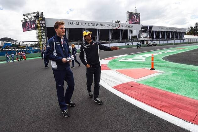 Felipe Nasr (Sauber F1 Team) bei der Streckenbegehung mit Teammitgliedern, Grosser Preis von Mexiko 2016, Motorsport, Formel 1, 27.10.2016, Mexiko City Copyright: xAndre Eibner-Pressefotox EP_JAE