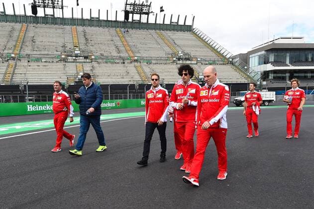Sebastian Vettel (Scuderia Ferrari) bei der Streckenbegehung mit Teammitgliedern, Grosser Preis von Mexiko 2016, Motorsport, Formel 1, 27.10.2016, Mexiko City Copyright: xAndre Eibner-Pressefotox EP_JAE