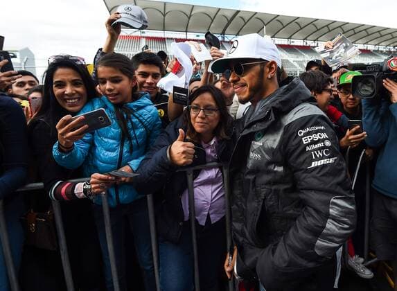Lewis Hamilton (Mercedes AMG Petronas Formula One Team) laesst sich mit Fans fotografieren, Grosser Preis von Mexiko 2016, Motorsport, Formel 1, 27.10.2016, Mexiko City Copyright: xAndre Eibner-Pressefotox EP_JAE