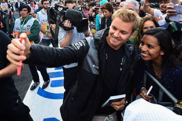 Nico Rosberg (Mercedes AMG Petronas Formula One Team) macht ein Selfie mit einem weiblichen Fan, Grosser Preis von Mexiko 2016, Motorsport, Formel 1, 27.10.2016, Mexiko City Copyright: xAndre Eibner-Pressefotox EP_JAE