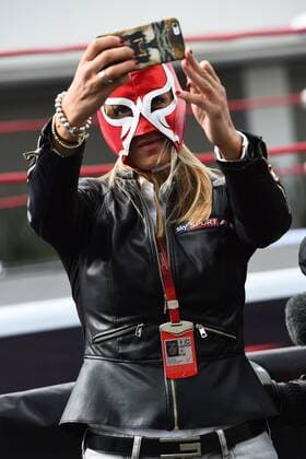 ein weiblicher Fan mit Maskierung macht ein Selfie, Grosser Preis von Mexiko 2016, Motorsport, Formel 1, 27.10.2016, Mexiko City Copyright: xAndre Eibner-Pressefotox EP_JAE
