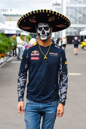 Daniel Ricciardo (Red Bull Racing) mit gemalter Maske und Sombrero, Grosser Preis von Mexiko 2016, Motorsport, Formel 1, 27.10.2016, Mexiko City Copyright: xAndre Eibner-Pressefotox EP_JAE